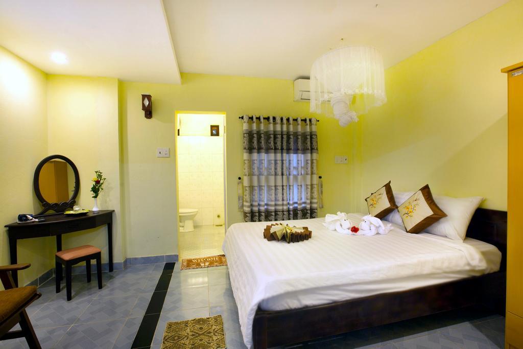 Plum Tree Homestay Хойан Экстерьер фото